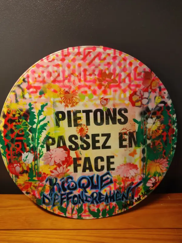 Image principale de Piétions, passez en face risque d'effondrement